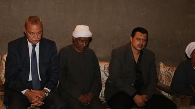 محافظ قنا يعزي أسرة شهيد القوات المسلحة بنجع حمادي