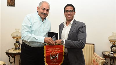 تعرف على هدية الأهلي لـ قنصل مصر في غينيا 