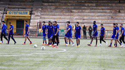الأهلي يخوض مرانه الأخير في غينيا وسط الأمطار الغزيزة