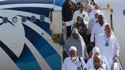 مطار القاهرة يتسقبل 1200 حاج على متن 5 رحلات بعد أداء المناسك