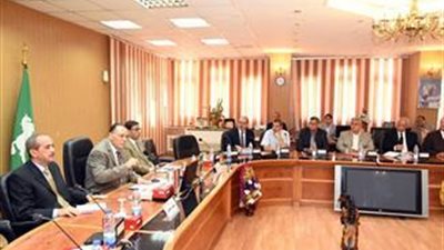 محافظ الشرقية يجتمع بمديري المديريات الخدمية ويؤكد : لا تستر علي فاسد او مقصر 