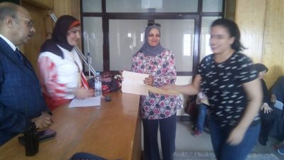 صور.. وكيل وزارة الصحة بأسيوط يكرم المحاضرين والمشاركين بدورة المهارات الأساسية للمعامل