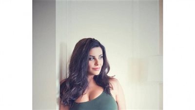 شاهد.. بـ فستان أسود مفتوح دانا حمدان تشعل انستجرام
