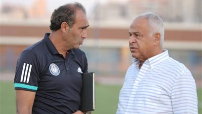 صور.. فرج عامر يساند لاعبي سموحة  قبل مواجهة الزمالك