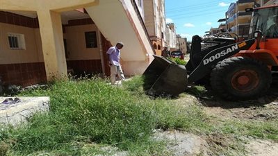 صور.. مصيف بلطيم يستقبل آلاف المصيفيين ورئيس المدينة يقود حملة النظافة