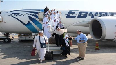آخر رحلات مصر للطيران القادمة من المدينة المنورة تصل القاهرة
