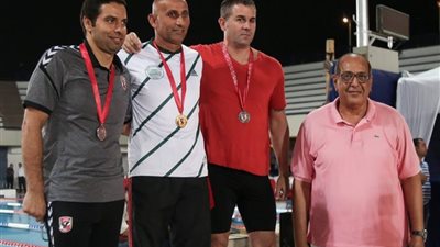 الأهلى يفوز بكأس بطولة الأساتذة للسباحة