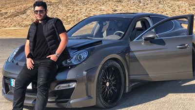 على غرار محمد رمضان .. ابن فنان مشهور يستعرض سيارته
