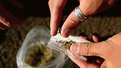 ضبط عاطل بحوزته ٢٠٠ جرام إستروكس بـ الخانكة