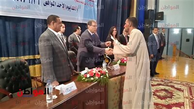 وزير القوى و محافظ البحيرة يوزعان 1574 شهادة أمان بقيمة 500 جنيه