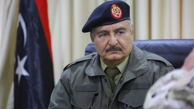 حفتر يؤكد على إثارة قطر للفتنة بين ليبيا والجزائر