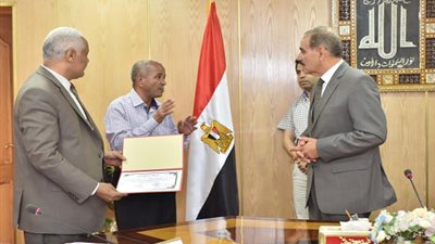 محافظ أسيوط يكرم مدير مدرسة بمنفلوط لمشاركته فى تنظيفها استعدادا للعام الدراسى