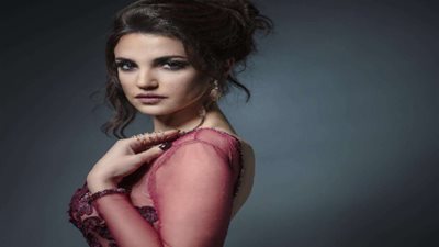 بفستان فوق الركبة .. درة تخضع لجلسة تصوير جديدة 