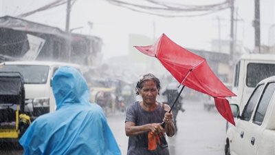 لقطات مرعبة .. رجل يطير في الهواء والسبب إعصار مانجكوت