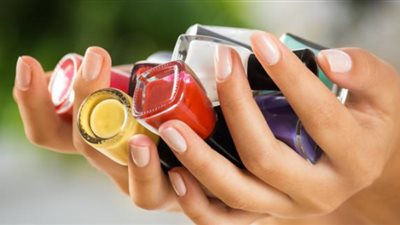 أضرار طلاء الأظافر على صحة المرأة