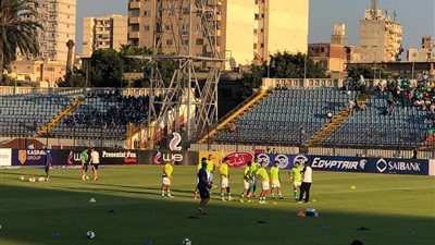  لاعبو الاتحاد يؤدون عملية الإحماء لمواجهة الإنتاج