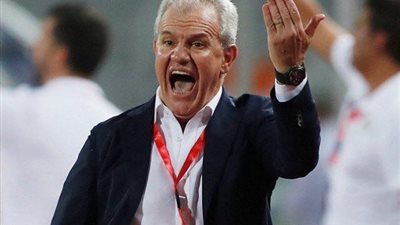 أجيري وجهازه يتابعون مباراة بيراميدز والمقاولون من الملعب  
