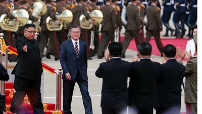 فيديو وصور.. رئيسي الكوريتان يستقبلان القمة الثالثة بـ 