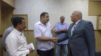 صور.. محافظ الوادي الجديد يستمع لمشكلات المواطنين على الهواء بالإذاعة