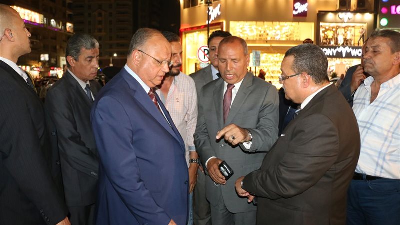 محافظ القاهرة أثناء