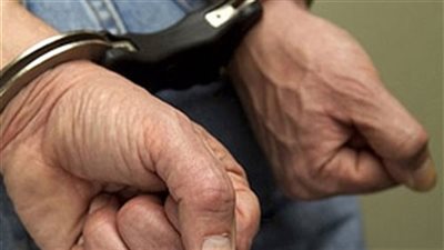 ضبط عاطل انتحل صفة موظف بالمحليات في مصر الجديدة لكسب أرباح غير مشروعة 