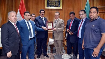 صور.. محافظ القليوبية يناقش مع نقيب الأطباء رفع كفاءة المنظومة الصحية 