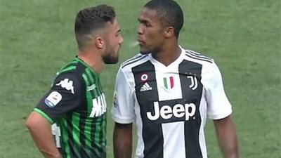 لاعب ساسولو يدافع عن نفسه ضد دوجلاس كوستا