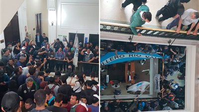 عمال السفن يعتصمون في مقر وزارة الصناعة بالأرجنتين