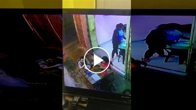 شاهد.. امرأة تخطف هاتف طفلة بطريقة ذكية