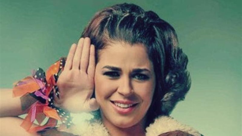 الفنانة منى هلا 
