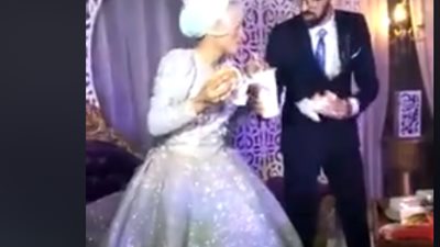 فيديو.. مسابقة اكل بين عريس وعروسة فى حفل زفافهم