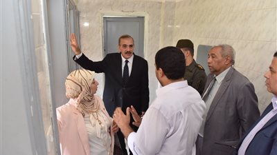 صور.. محافظ أسيوط يفتتح المعرض الخيرى لمستلزمات الطفل المدرسية ضمن مبادرة 
