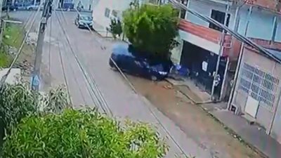 فيديو مروع .. قائد سيارة يطيح بسائق دراجة نارية وشجرة تنقذهما