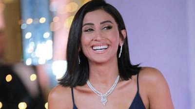 في مهرجان الجونة السينمائي .. مجوهرات دينا الشربيني تجذب الأنظار رغم إطلالتها المثيرة للجدل