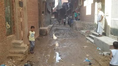 صور.. كسح مياه الصرف الصحي بشوارع 