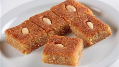 مش بتحبي القشطة ! .. اعرفي طريقة عمل البسبوسة بالكريمة و البندق