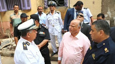 صور.. محافظ القاهرة يحيل رئيس حي شبرا للتحقيق في واقعة العقار المنهار