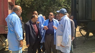 صور.. رئيس هيئة السكة الحديد يتفقد ورش التبين المتخصصة فى عمرة وصيانة الجرارات