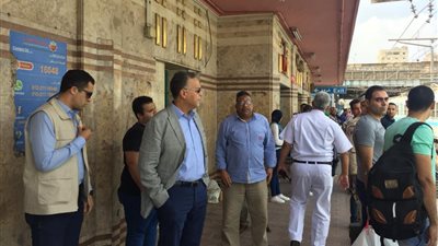 صور.. وزير النقل يتفقد مترو الأنفاق للاطمئنان على الخدمة المقدمة للركاب