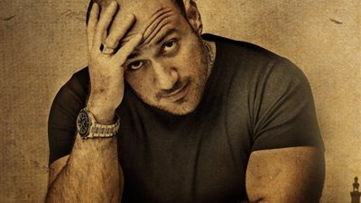 فيديو.. أحمد مكى يكشف خبايا أغنية اغلى من الياقوت