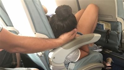 يا رومانسي انت.. رجل يتحول حديث السوشيال ميديا لتصرفه الغريب تجاه فتاة 