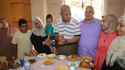 صور.. محافظ المنوفية يلبي دعوة مواطن لتناول الإفطار.. ويزور أحد المرضى