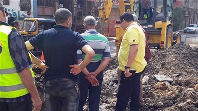 صور.. إصلاح كسر بخط المياه بشارع إسكو بـ شبرا الخيمة