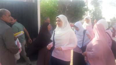 صور.. بالونات وحلوى للطلاب في أول يوم دراسي بالوادي الجديد