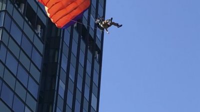 شاهد .. مظلة كادت تنهي حياة هذا الشخص بطريقة مروعة 