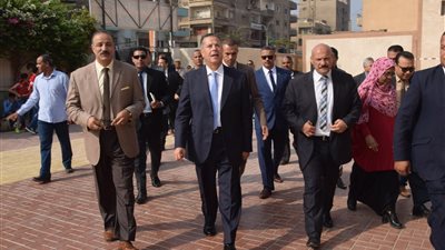صور.. في ثاني أيام العام الدراسي الجديد.. محافظ بني سويف يشهد طابور الصباح بمدرسة شجرة الدر