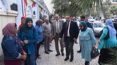 في ثاني أيام العام الدراسي الجديد.. محافظ الإسكندرية يتفقد انتظام سير العملية التعليمية بالمدارس