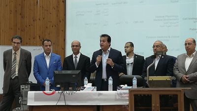صور.. وزير التعليم العالي يتفقد كلية طب أسيوط ويلتقي الطلاب في أول أيام العام الدراسي