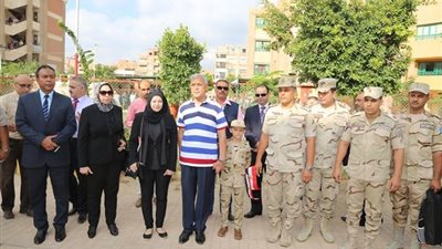 صور.. خلال جولته التفقدية..  محافظ المنوفية يكرم نجل شهيد بمدرسة قويسنا للغات
