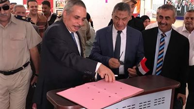 العام الدراسي الجديد.. أمن بني سويف يوزع كراسات
